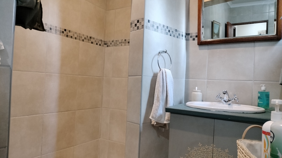 5 Bedroom Property for Sale in Fraaiuitsig Western Cape